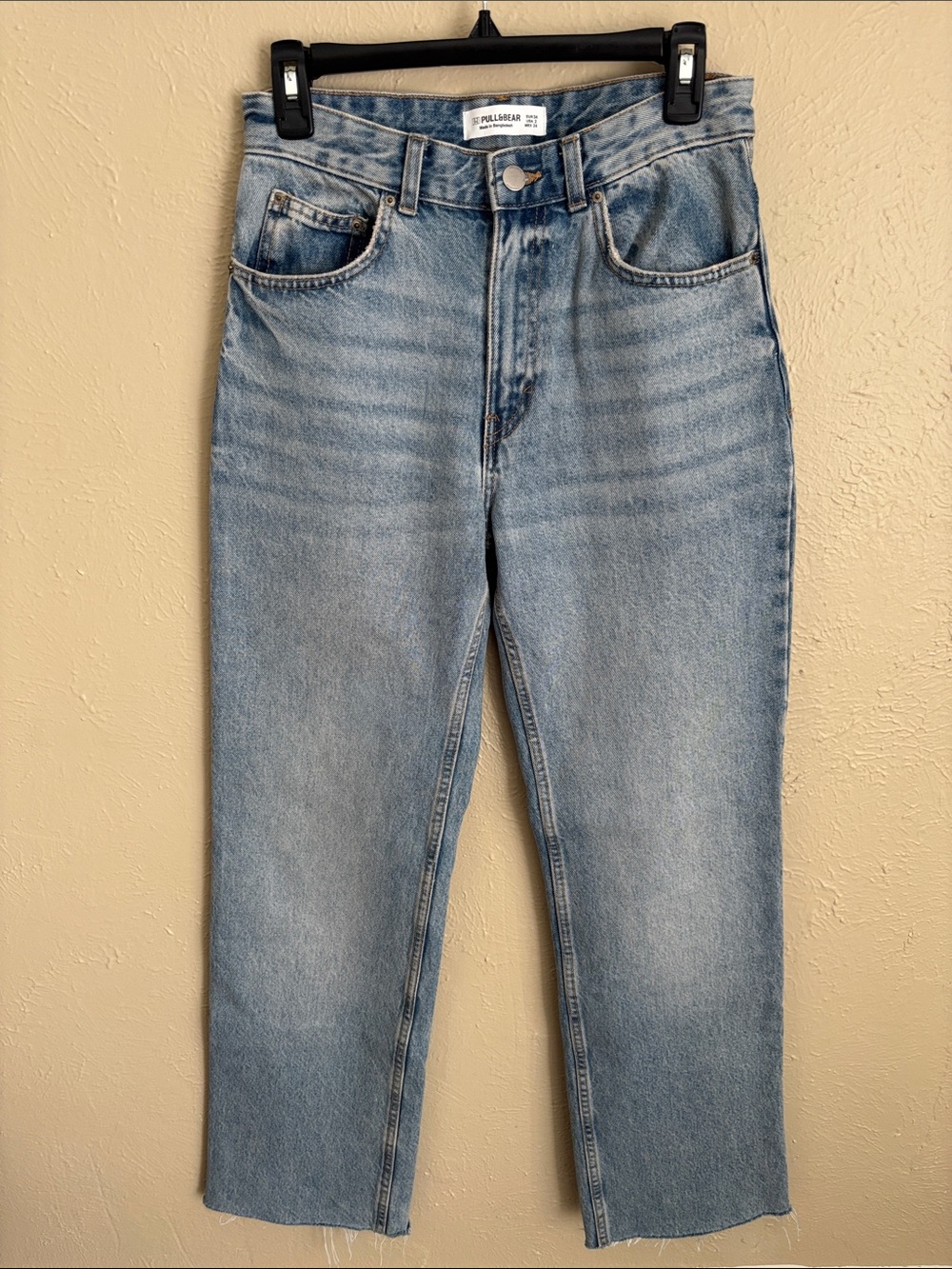 Pullandbear straight-leg, high-waisted, raw frayed hem blue jeans (Size 2)